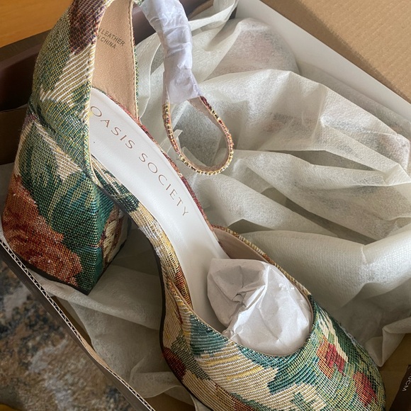 Elegant Floral Platform Heels - Picture 3 of 4